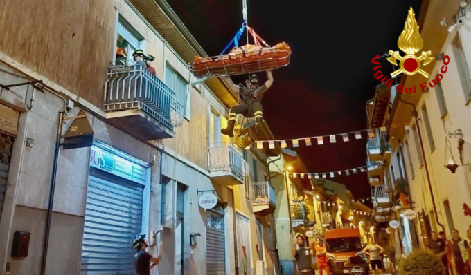 Paziente ha bisogno di essere trasferita, spettacolare operazione di soccorso dei Vvf