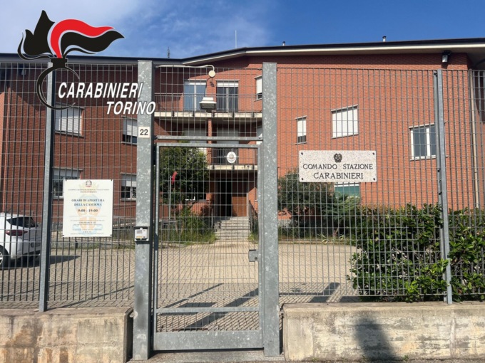 “Rivuoi le tue chitarre? Dammi 100 euro”: ma all’appuntamento con il ladro, invece della vittima, vanno i carabinieri