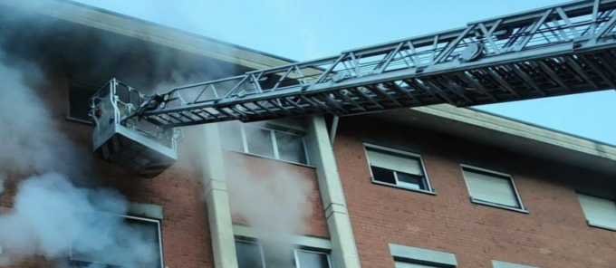 Villar Perosa, a fuoco condominio: anziana evacuata con una sedia da trasporto, una persona intossicata