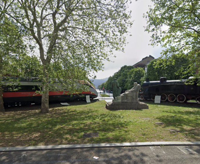 Trovato morto vicino alla locomotiva installata nell’aiuola a Torino, addio al senzatetto Yang