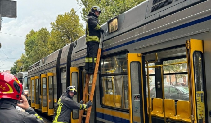 Maltempo a Torino: fulmine colpisce tram carico di passeggeri