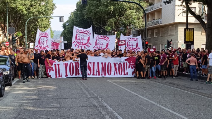 Tifosi del Torino contestano il presidente Cairo