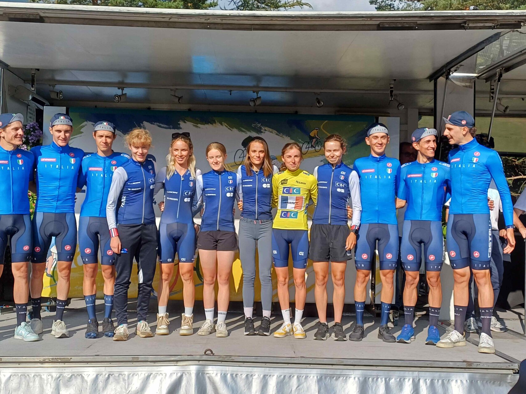 premiazione_squadre_Tour de l'Avenir_24_08_2024_