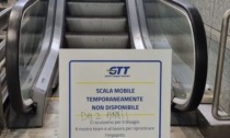 Scale mobili rotte, un utente scrive su un cartello Gtt: "Da 2 anni"