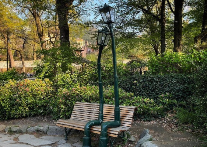 I lampioni innamorati del Parco del Valentino trasformati in LEGO grazie all’idea di un fotografo romano