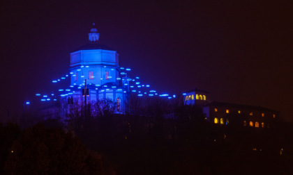 Addio a Rebecca Horn, suoi i "Piccoli Spiriti Blu" che illuminano il Monte dei Cappuccini dal 1999