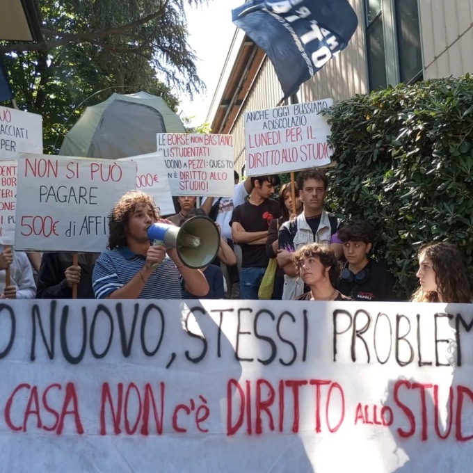 Caro affitti e sfratti per le Universiadi, studenti in protesta davanti all’Edisu