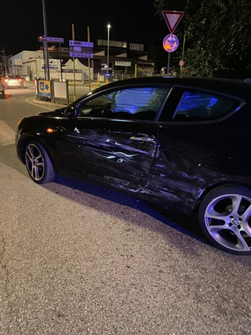 Nichelino, tampona un’auto in piena notte e fugge