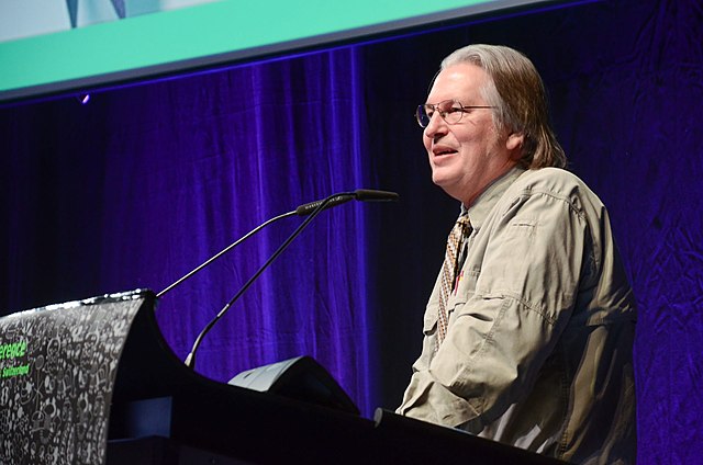 Lo scrittore americano Bruce Sterling, padre del Cyberpunk, regala 30 scatoloni di libri al Museo della Fantascienza di Torino