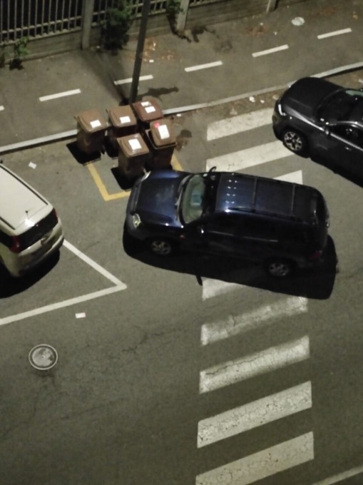 Nichelino, auto parcheggiate sulle strisce pedonali: disabili sul piede di guerra