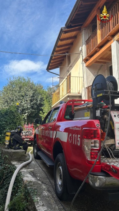 A fuoco un tetto di un’abitazione a Caprie: due anziani soccorsi e portati in salvo