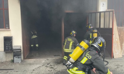 Incendio in un magazzino in corso Grosseto