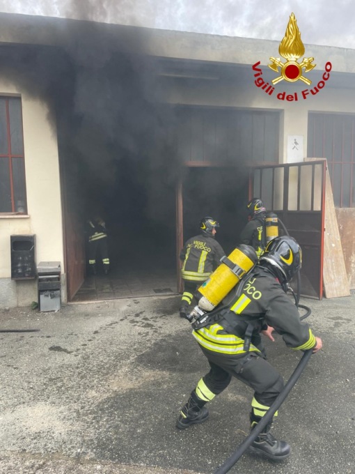 Incendio in un magazzino in corso Grosseto