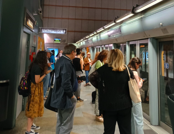 Metro ferma per 20 minuti, i torinesi si sfogano sui social: “Ci promettono miglioramenti e invece qui tutto peggiora”