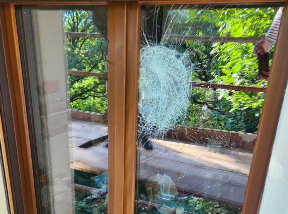 Spari contro una casa a Revigliasco, i residenti: “Conviviamo con la paura dei cacciatori di cinghiali”