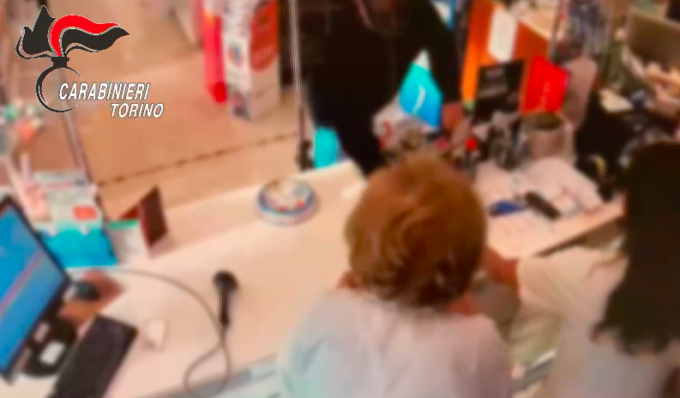 Va a fare la rapina con un collant sul volto, ma i tatuaggi ben visibili sul braccio