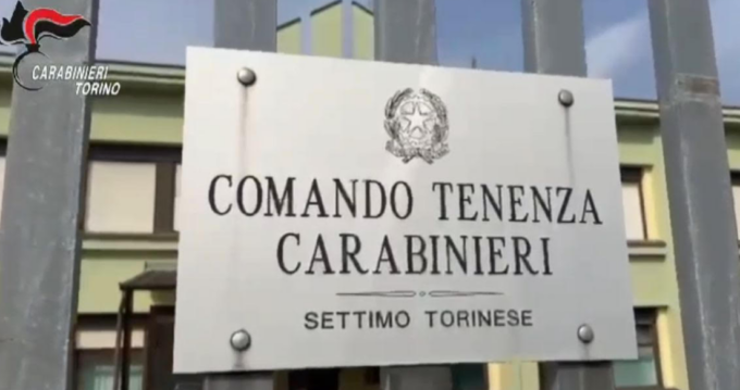 Rubano un’auto nel parcheggio dell’ospedale: un cittadino li incastra e li fa arrestare