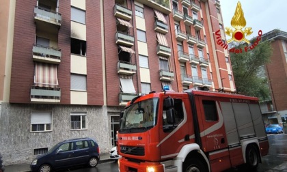 Monopattino elettrico prende fuoco e causa un incendio in casa, appartamento inagibile