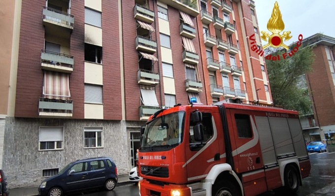 Monopattino elettrico prende fuoco e causa un incendio in casa, appartamento inagibile