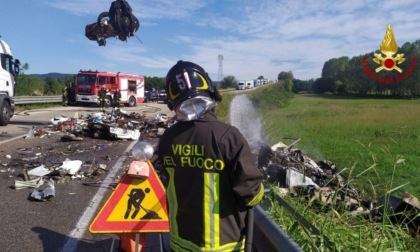 Fumo dal cassone durante la marcia, a fuoco il carico di rottami metallici di un camion