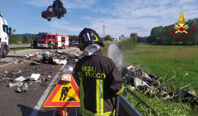 Fumo dal cassone durante la marcia, a fuoco il carico di rottami metallici di un camion