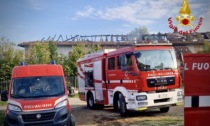 Incendio ad Arignano, a fuoco 500 metri di tetto di un cascinale: due persone intossicate