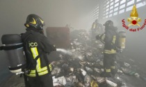 Incendio in capannone in disuso, a fuoco un cassone metallico pieno di materiali vari