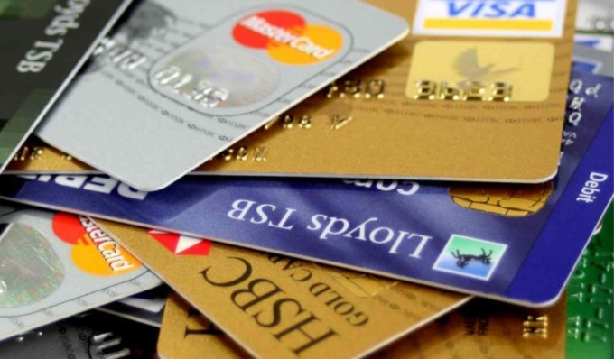 Sorpreso al distributore di benzina con 11 carte di credito clonate