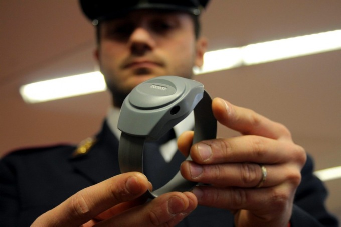 Braccialetti elettronici, il sindacato dei carabinieri: “Il caso di Roua non è isolato, serve una verifica urgente di tutto il sistema di vigilanza”
