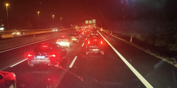 Tre incidenti stradali nella notte di sabato, due sulla tangenziale e uno sul raccordo Torino-Pinerolo