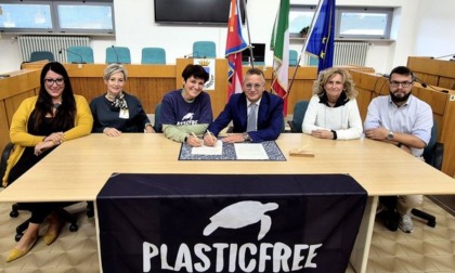 Rivalta di Torino, siglato il protocollo d'intesa con i volontari dell’associazione onlus Plastic Free e il Comune