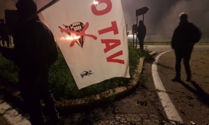 Sgomberato presidio No Tav di San Giuliano, tensioni tra manifestanti e polizia