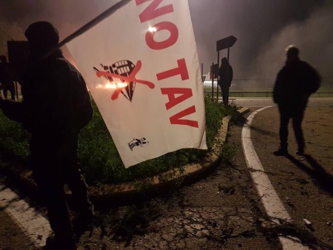 Sgomberato presidio No Tav di San Giuliano, tensioni tra manifestanti e polizia