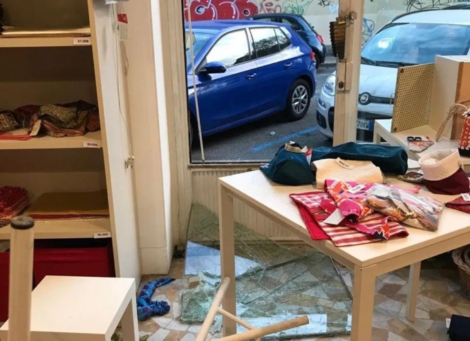 Emergency nel mirino dei ladri: la spaccata all’infopoint ieri notte