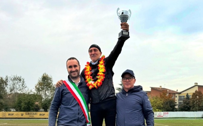 Salvatore Cutaia, paratleta di Beinasco, corre con una gamba finta per 125 chilometri in meno di 24 ore