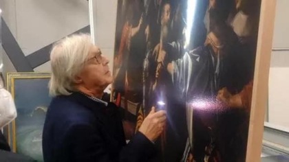 Vittorio Sgarbi incastrato dall’interrogatorio al pittore: “Mi ha chiesto lui di aggiungere la fiaccola”
