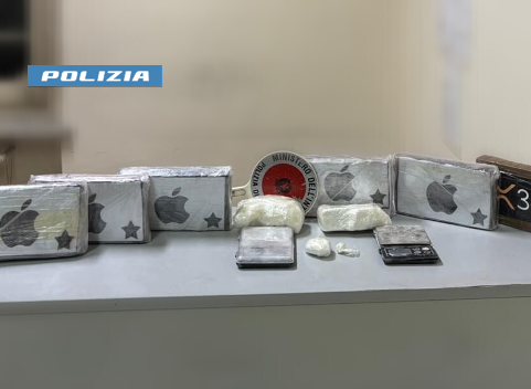 Nel controsoffitto della cabina armadio nascondeva oltre 7 chili di cocaina