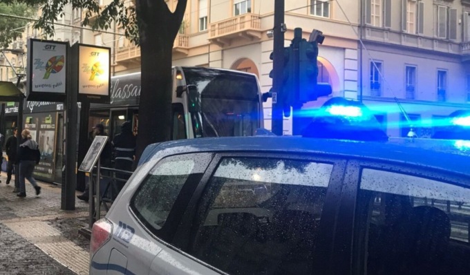 Derubato della collana d’oro, insegue il suo aggressore e viene accoltellato ad una gamba