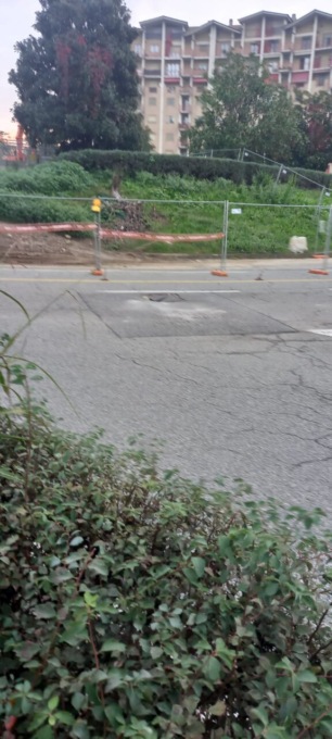In Largo delle Alpi a Nichelino un tombino sta rischiando di sprofondare: ecco la segnalazione di un automobilista