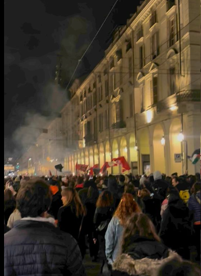 Ieri sera manifestazioni pro Palestina in centro città: scontri e tre agenti feriti
