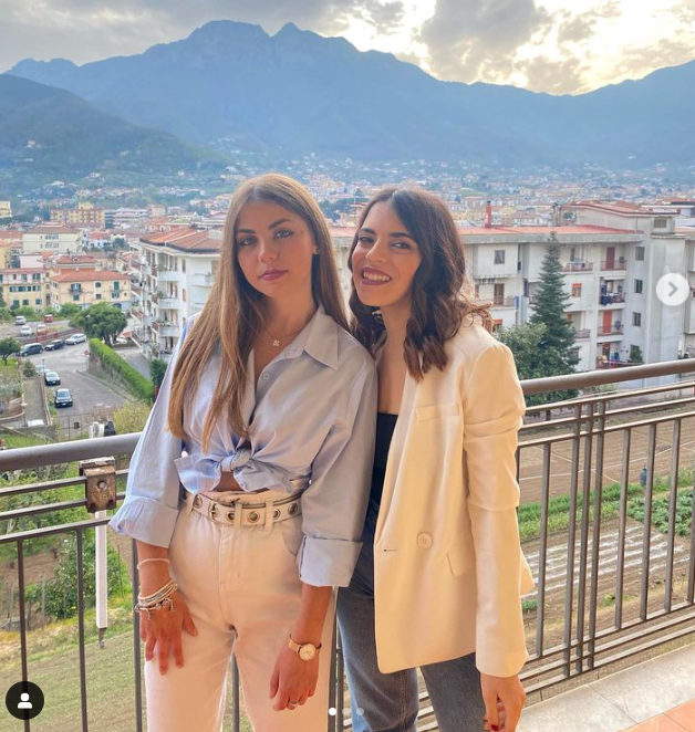 La storia di Giulia e Chiara: l’incidente, la gamba persa e la laurea insieme dopo 4 anni
