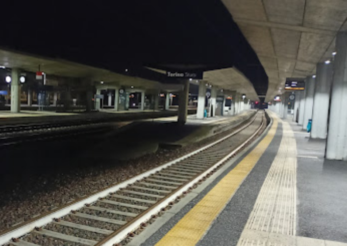 Si lancia contro un treno Frecciarossa a Torino Stura e muore