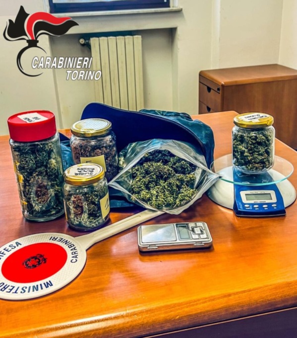 San Giorio di Susa, 45enne incrocia i carabinieri e lancia dal finestrino dell’auto uno zainetto con la droga: arrestato
