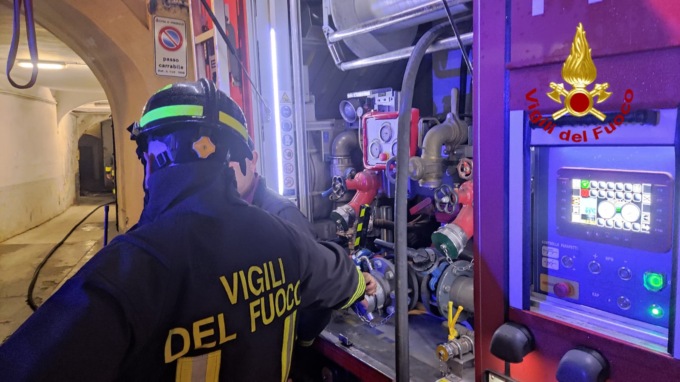 Incendio a Poirino: divorate dalle fiamme due cisterne di gasolio