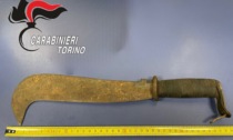 Terrore a San Salvario: senza fissa dimora estrae un "machete" e rapina un passante