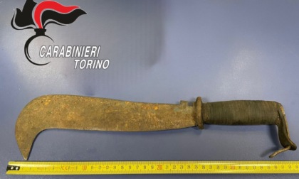 Terrore a San Salvario: senza fissa dimora estrae un "machete" e rapina un passante