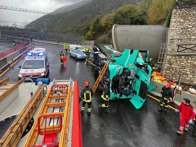 Camion si ribalta in autostrada: chiusa la Torino – Bardonecchia