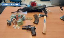 La folle corsa in auto e a bordo: droga, mazzette e un kalashnikov