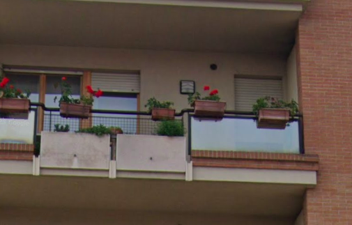 Si butta dal balcone dopo aver cercato di uccidere la moglie, comunità sotto shock: “Sembravano perfetti”