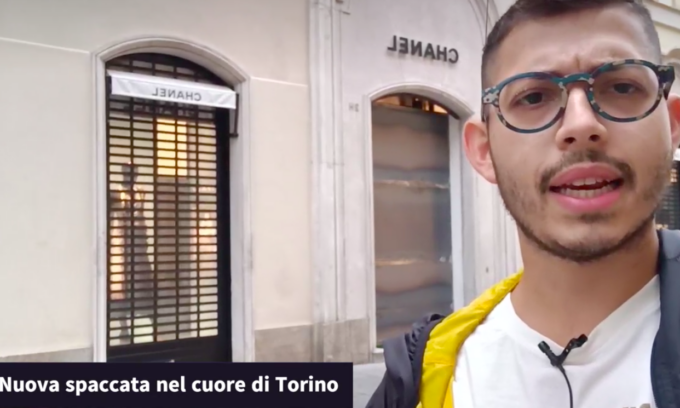 Sfondano con l’auto la saracinesca del negozio Chanel, ma scappano a mani vuote